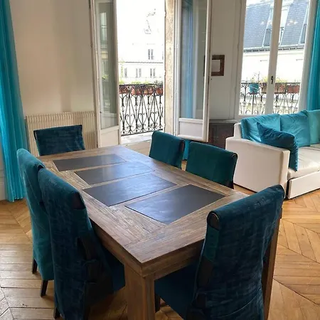 Tres Lumineux Apartment Paris